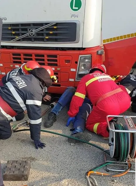 FOTO| Bărbat rămas captiv sub un autotren, salvat de pompieri