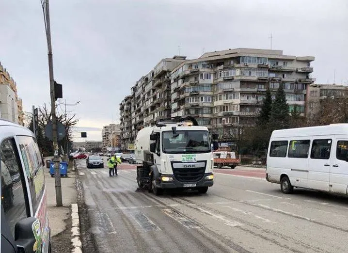 Şoferi, nu parcaţi maşinile! Campanie de curăţare a străzilor în zona Zăvoi din Deva
