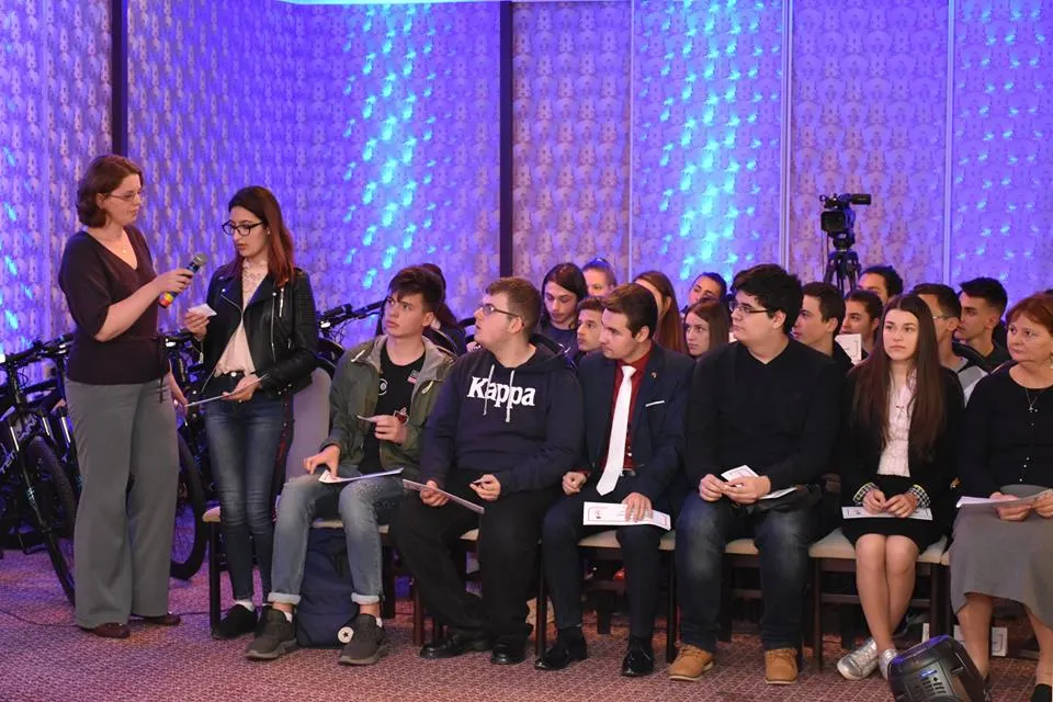 A început concursul „Citeşti şi câştigi!”. Elevi din 27 de licee hunedorene se întrec în cultură generală