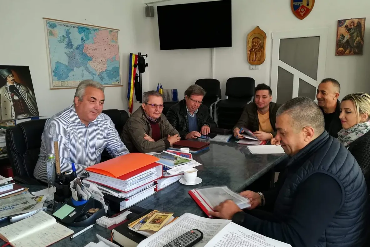 Se caută soluții pentru închiderea gropii de gunoi neconforme de la Uricani. România riscă sancțiuni financiare
