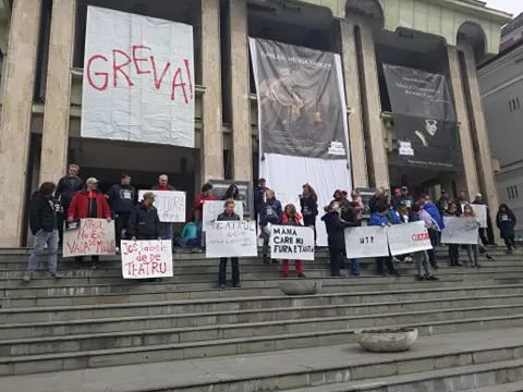 Se unelteşte o „execuţie politică”? Actorii teatrului din Petroşani, în grevă împotriva demiterii directorului instituţiei culturale