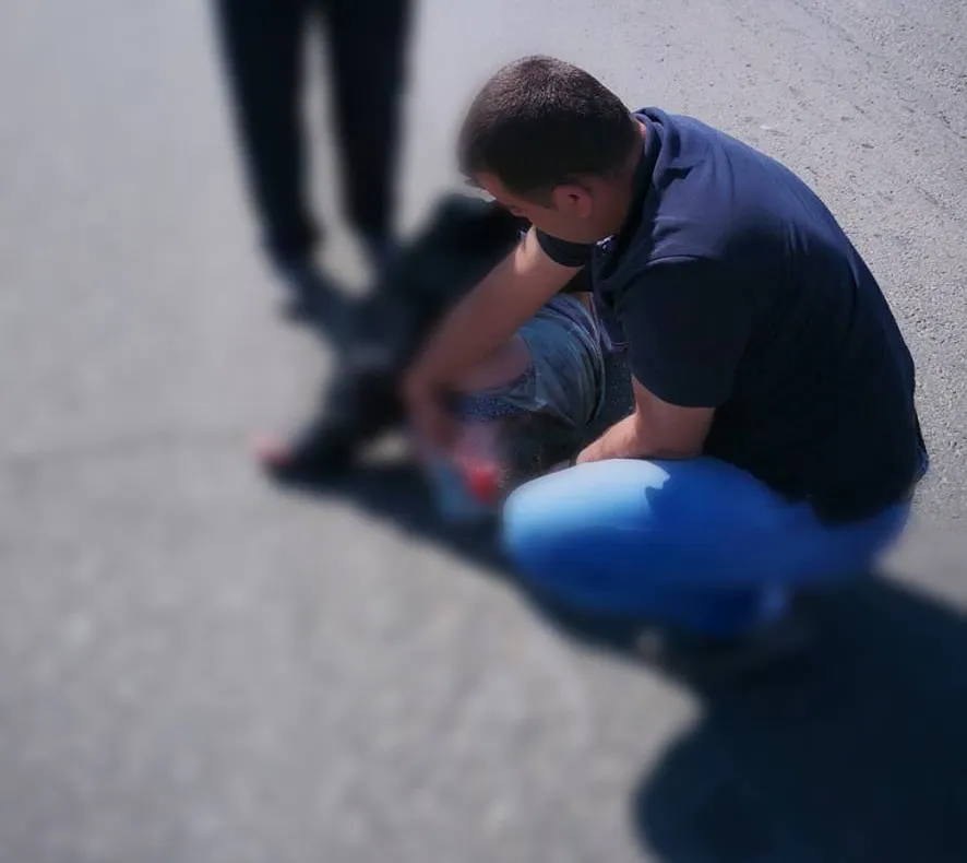 Omul potrivit... la locul potrivit! Un pompier, aflat în timpul liber, în sprijinul unei femei grav rănită