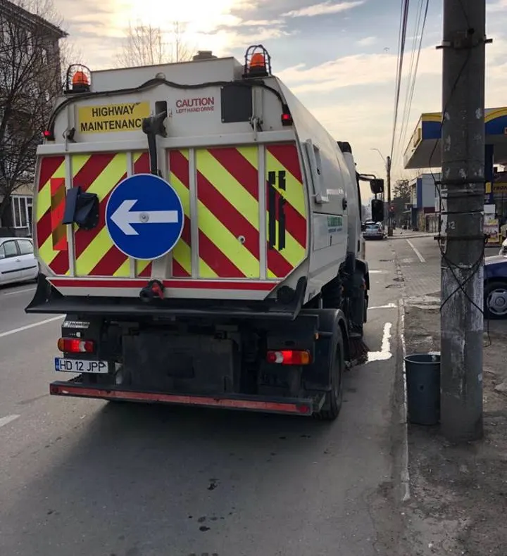 Atenție, șoferi! Campanie de curățenie pe strada Mihai Eminescu din Deva