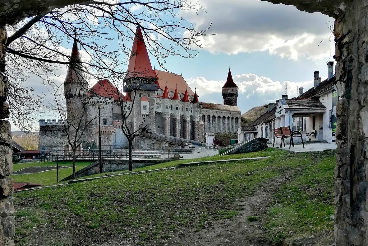 Castelul Corvinilor și „Zoo” Hunedoara, deschise de Paște. Programul de vizitare