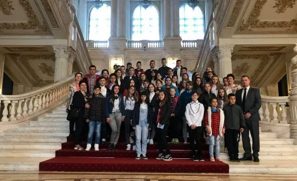 Mai mulți copii din Valea Jiului au vizitat Palatul Parlamentului