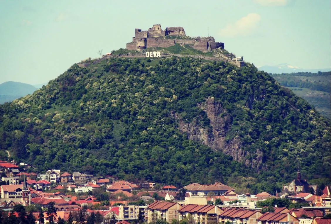 Cetatea Devei și Centrul Cultural, iluminate în roșu, de „Ziua Internațională a Bolii Parkinson”