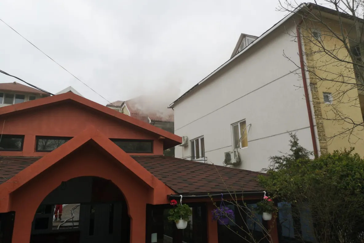 Incendiu într-o scară de bloc din Deva. Un copil de trei ani și o femeie au avut nevoie de îngrijiri medicale
