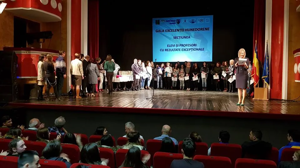 „Gala Excelenței Hunedorene”| Peste 200 de elevi și sportivi vor fi premiați