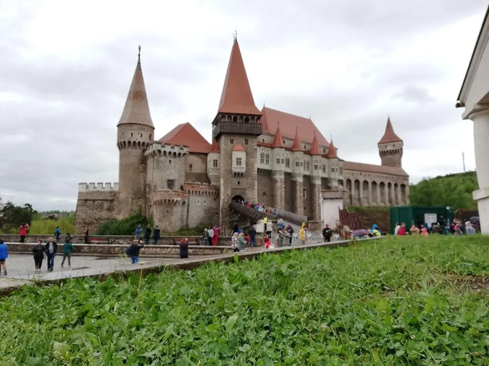 Castelul Corvinilor, asaltat de vizitatori. Turiștii, întâmpinați de o atmosferă medievală