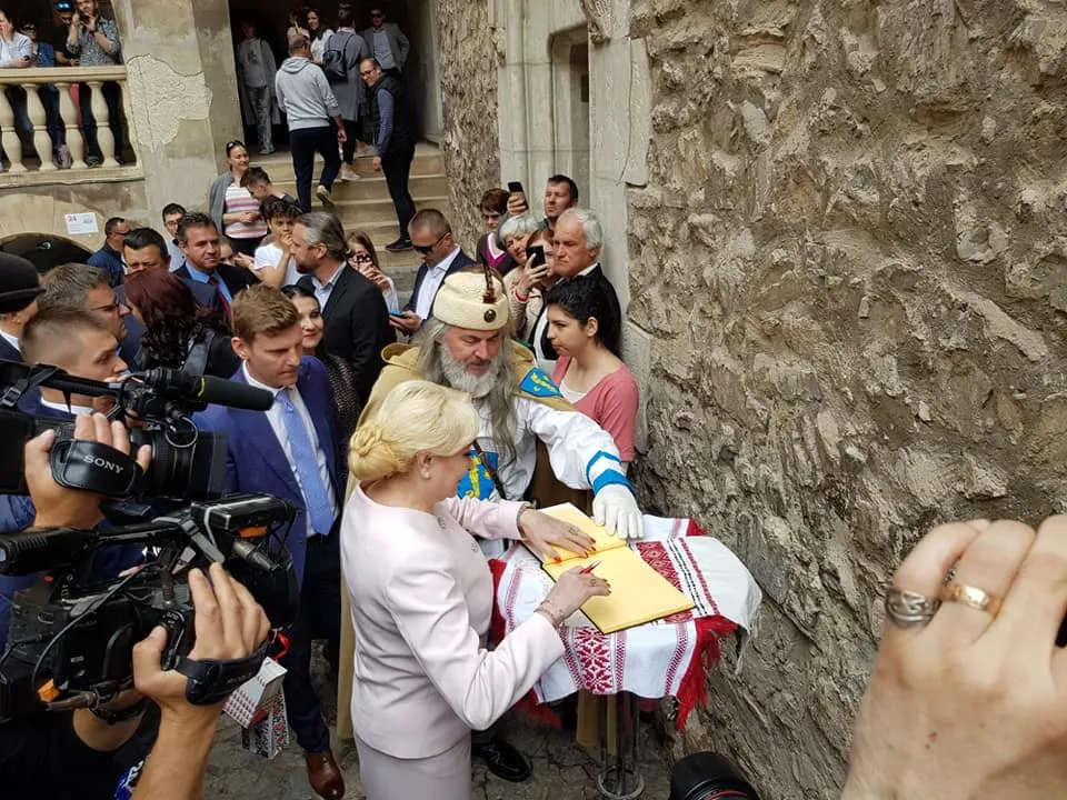 Premierul Viorica Dăncilă a greşit data când a semnat în cartea de oaspeţi de la Castelul Corvinilor
