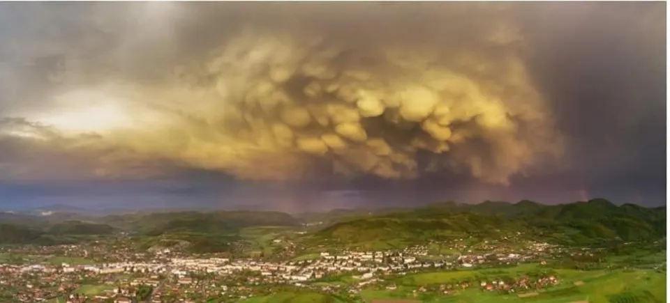 FOTO| Nori „mammatus”, surprinși pe cer la Brad. „Seamănă cu un monstru. Apocalipsa?”