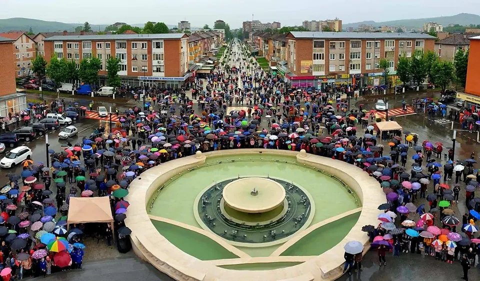 Pe o ploaie mocănească, pietonala de la Hunedoara a fost inaugurată în prezența a numeroși localnici