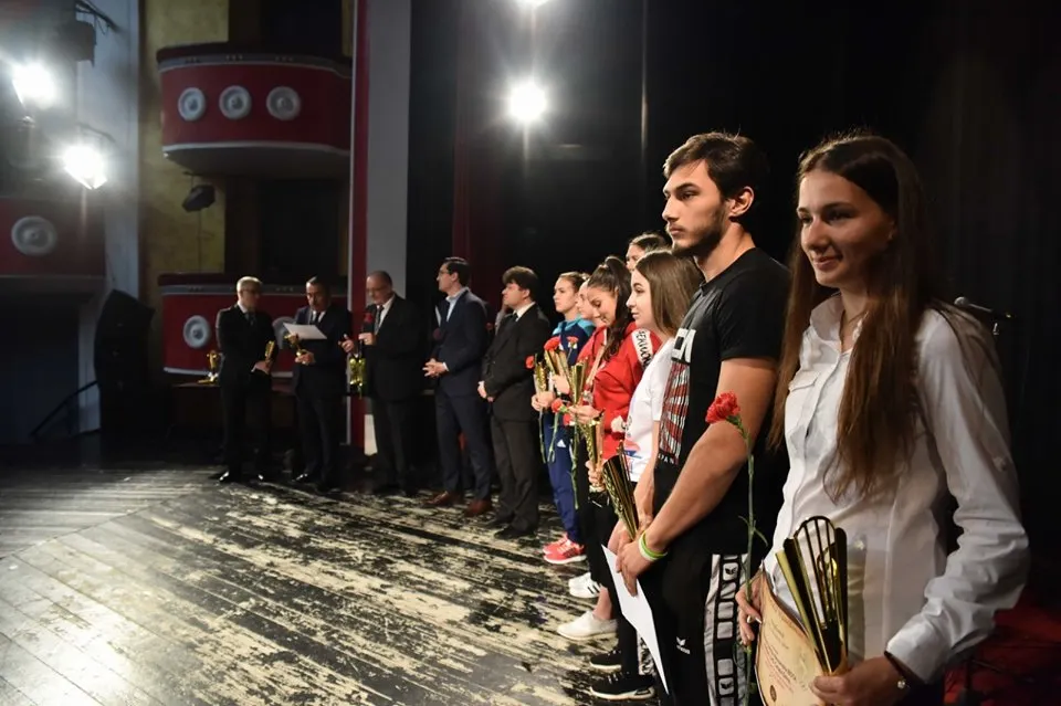 Excelență răsplătită. Plachete și premii pentru cei mai buni elevi și sportivi din județ