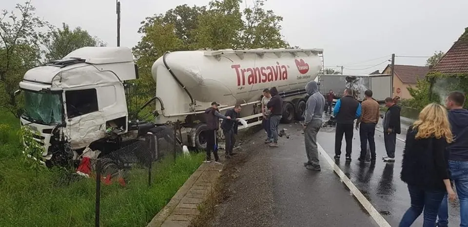 Trafic blocat pe DN 66, între Hațeg și Simeria. Coliziune între două autotrenuri la Batiz