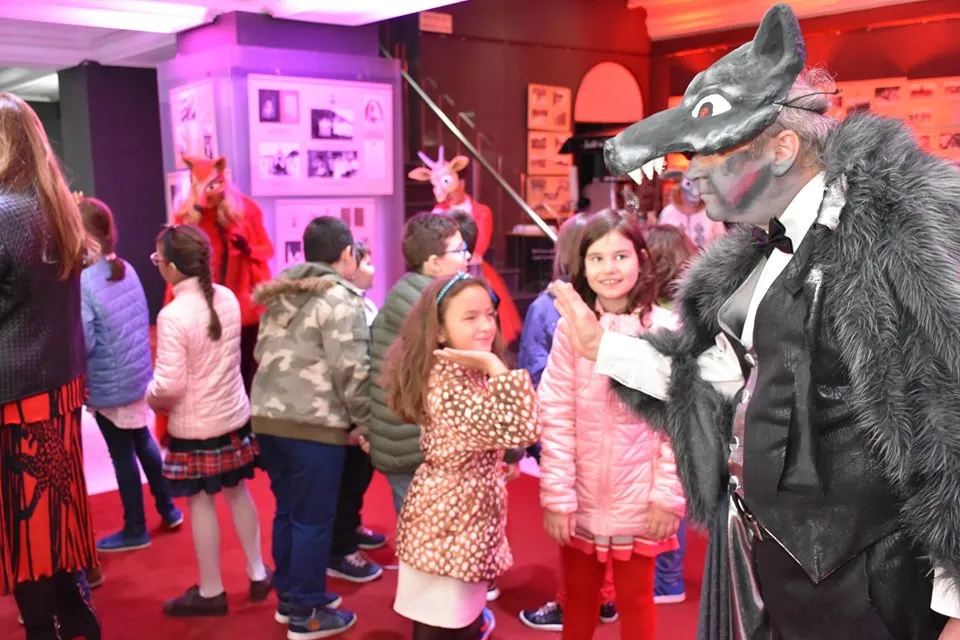 FOTO| A fost decernat „Trofeul Micului Cititor”. Festivitate cu statui vivante şi personaje din poveşti