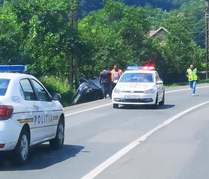 Accident cu trei răniți pe DN 7, la Leșnic. O mașină s-a răsturnat într-un șanț