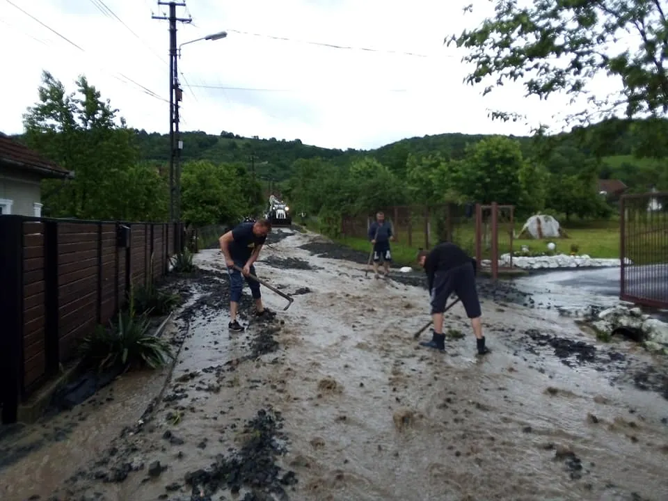 FOTO-VIDEO| Ploile torențiale au creat pagube și în nordul județului, la Brad