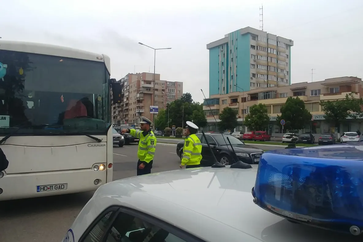 FOTO-VIDEO| „Truck &amp; Bus”, amplă acţiune a poliţiştilor de la „Rutieră”. Transportatorii de persoane şi de mărfuri, controlaţi