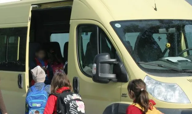 Amenda uriașă pe care a încasat-o un șofer din Simeria. Transporta elevi la școală pe bani