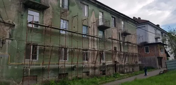 Petrila: Au început lucrările de anvelopare a mai multor blocuri