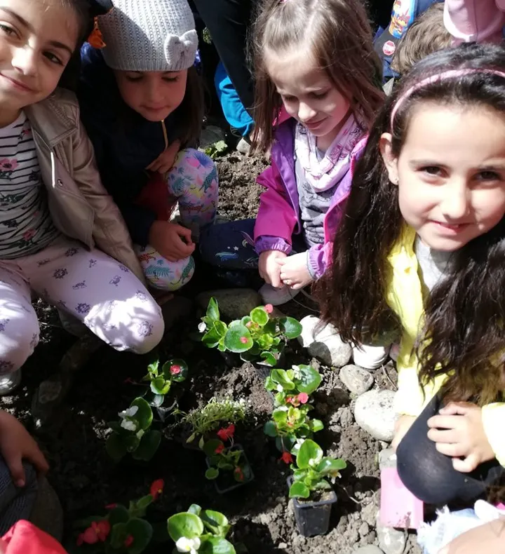 FOTO: Sute de flori au fost plantate de elevii din Petroșani