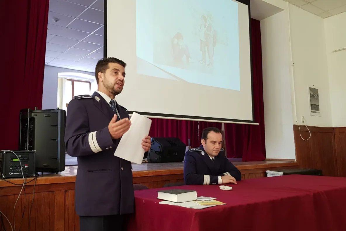 Polițiștii hunedoreni, în acțiune și în școli. Proiect de prevenire a delicvenței juvenile