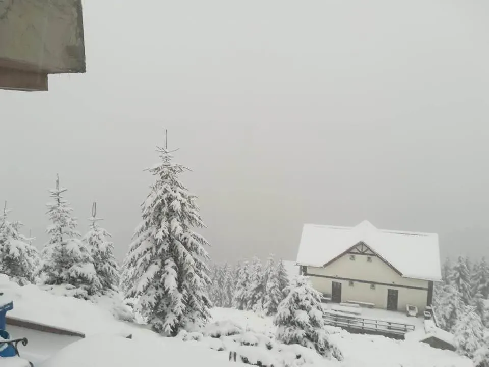 FOTO: Zăpada s-a reîntors în stațiunea montană Parâng