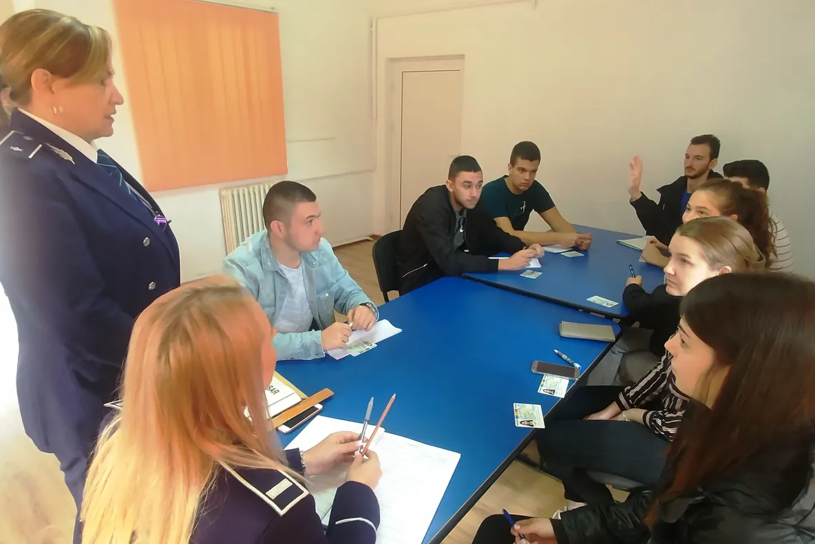 Înghesuială la înscrierile pentru Academia de Poliție. Cererile se depun la IPJ Hunedoara