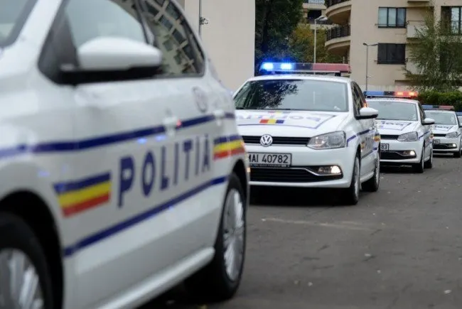 La trântă cu oamenii legii. Polițiști și un jandarm, atacați de câțiva petrecăreți, supărați că le-au stricat cheful