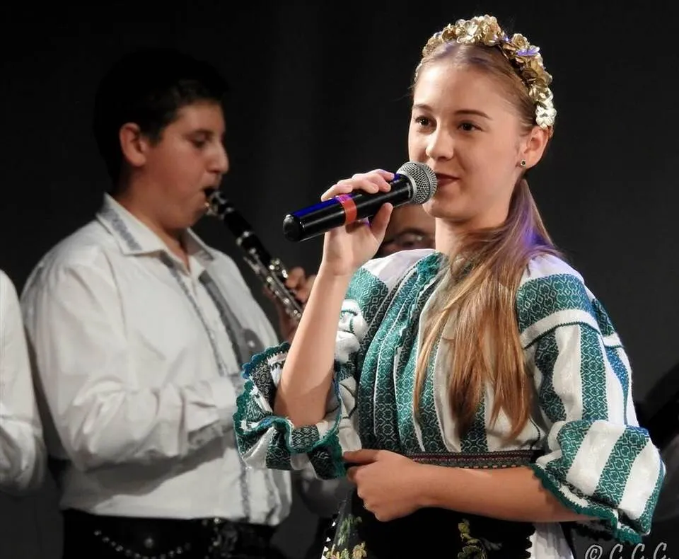 Concert caritabil pentru Alexandra. Tânăra cântăreață, din Deva, trebuie operată la coloană