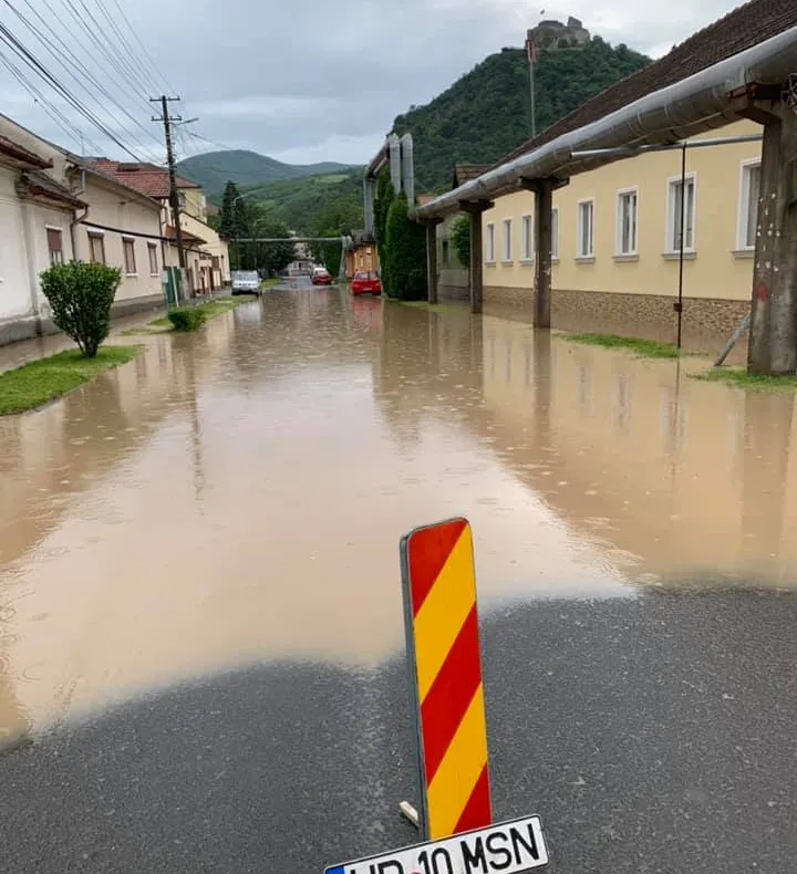 Plăcuţele de înmatriculare pierdute în timpul inundaţiilor din Deva apar ca „ciupercile după ploaie”