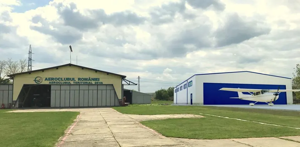 FOTO| Pregătiri pentru Campionatul Mondial de Acrobaţie cu planorul. La Aerodromul de la Săuleşti se construieşte un nou hangar