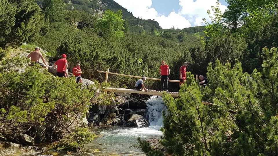 FOTO| Pod rupt în Retezat, refăcut de salvamontiști și rangeri