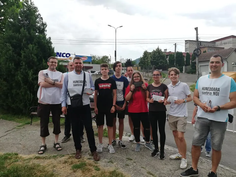 Flayere împărțite pe străzile Devei pentru salvarea Termocentralei Mintia