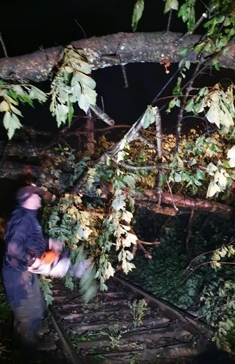 Traficul feroviar, dat peste cap de furtuni. Trenuri oprite temporar, călătorii au primit alimente și apă