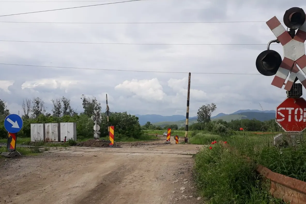 Lucrări la trecerea la nivel cu cale ferată Simeria - Hunedoara