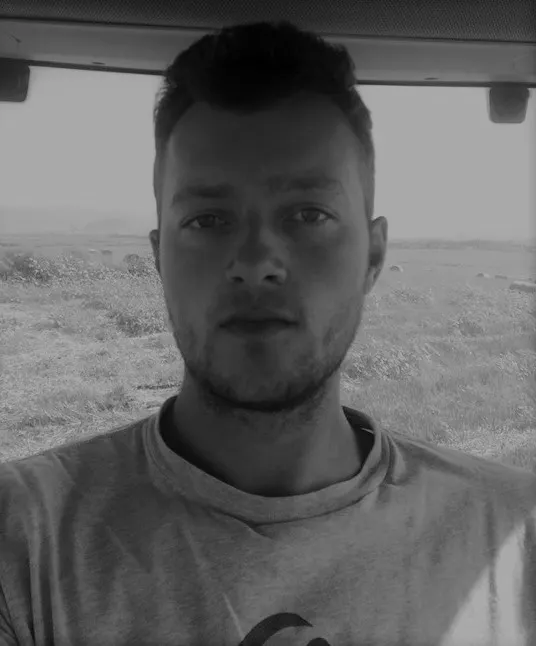 Tânărul care a sfârșit în mod tragic, într-o balotieră, era angajat al fermelor de la Peșteana