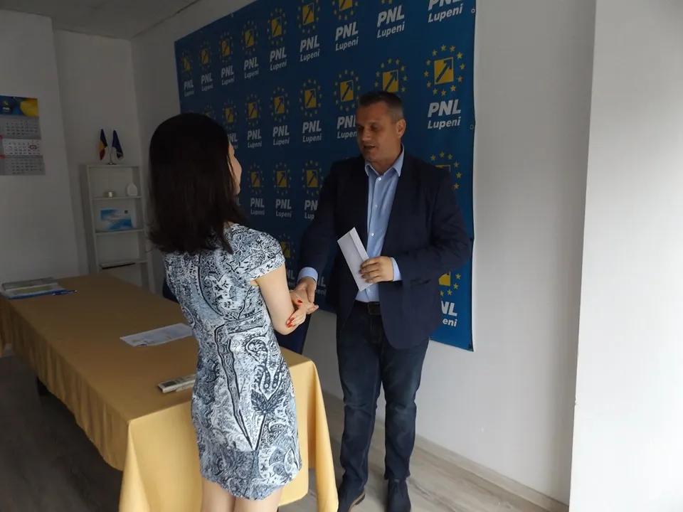Elevii cu rezultate bune au fost premiați de liberalii din Lupeni