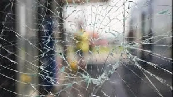 Scandal într-un bar din Brad. Un tânăr a lovit un client al localului și a spart, cu piciorul, un geam
