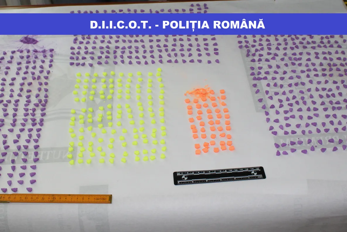 Flagrant: aruncau saci plini cu moloz și alte gunoaie într-o zonă verde din Deva