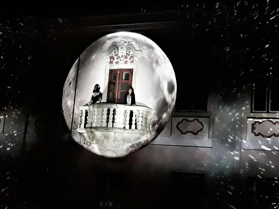 FOTO| Palatul Magna Curia din Deva, aşa cum nu a mai fost văzut. Spectacol vizual pe clădirea monument istoric