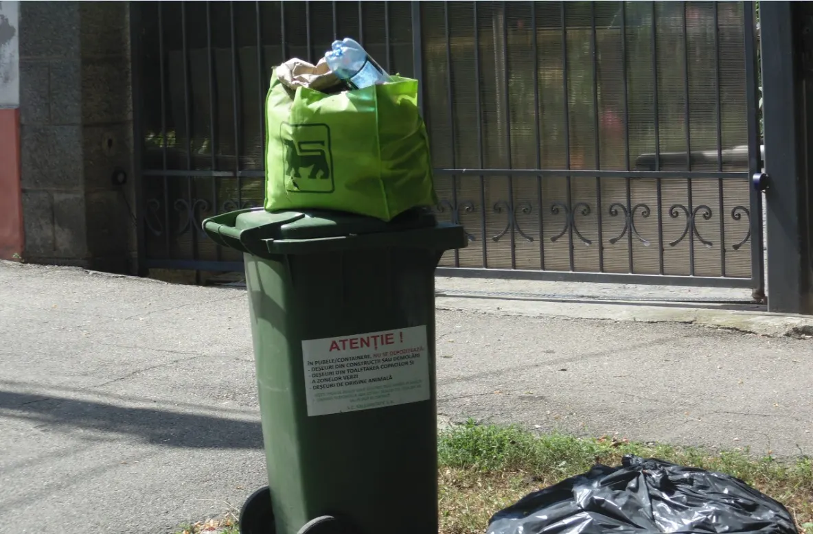 Locuitori, lăsați cu gunoiul la poartă. Operatorul de salubritate din Deva, amendat, din nou, pentru neridicarea deșeurilor menajere