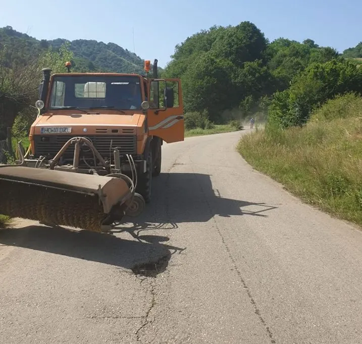 Au început lucrările la DJ 680B, la Lăpugiu de Jos. Se fac plombări şi se toarnă şi asfalt