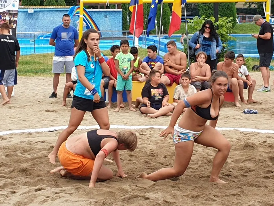 FOTO| Au luptat în ring, pe nisip, la ștrandul din Deva