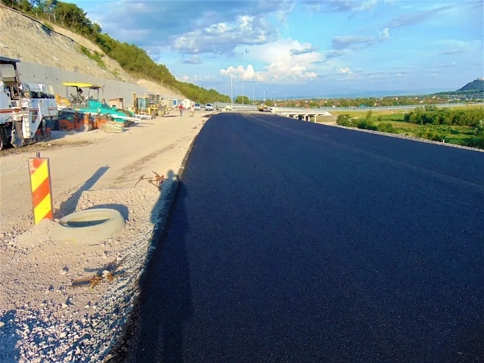 Lotul 4 al autostrăzii A1 Lugoj -Deva, inaugurat în august. S-a turnat primul strat de asfalt pe „Dealul liliecilor”