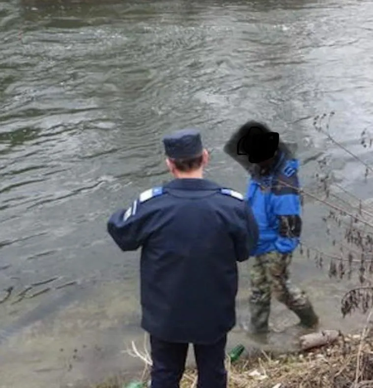 Pescuia în râul Strei cu o plasă monofilament