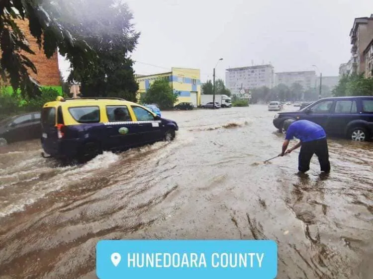 Inundații în Hunedoara. Apa a acoperit străzile și a intrat în câteva gospodării
