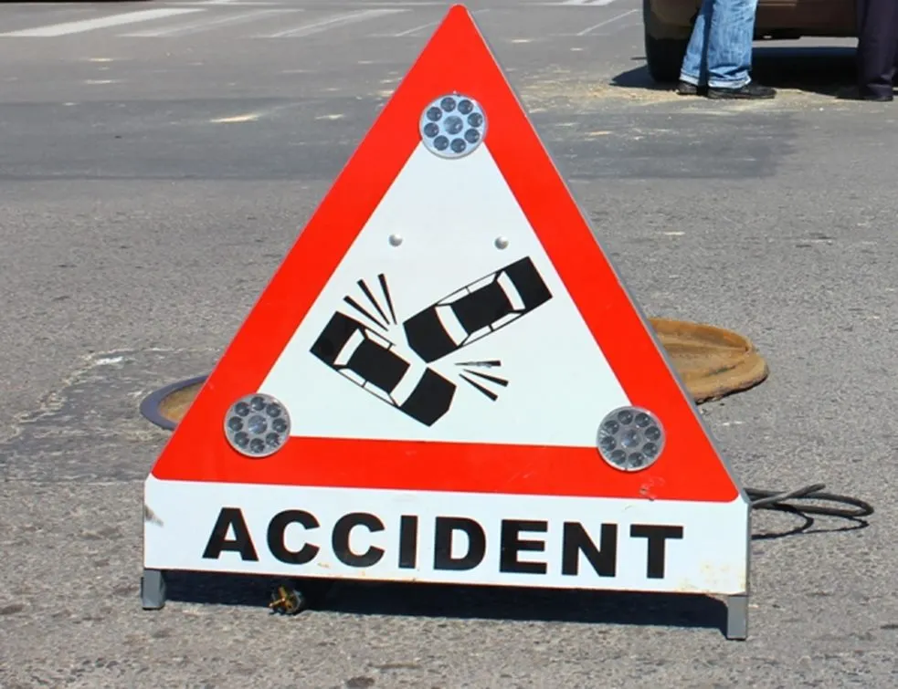 Accident provocat de un american în parcarea unui centru comercial din Deva