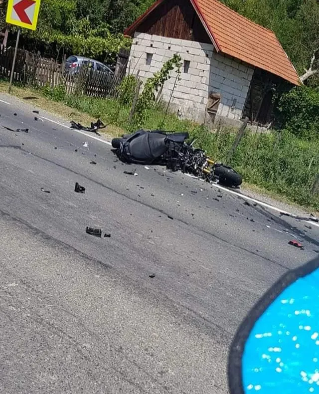 Accident mortal pe DN 7. Impact violent între o motocicletă și un autotren