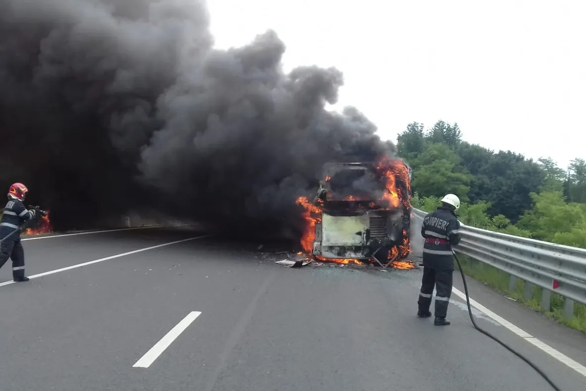 FOTO| Autobuz cuprins de flăcări pe DN 76, între Deva și Brad